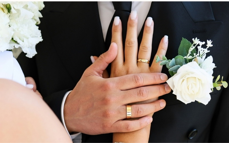 Vì quan niệm có mạch máu từ ngón áp út đến tim nên chúng được chọn để đeo nhẫn cưới