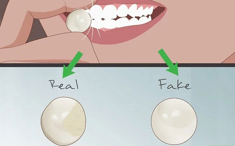 Cọ nhẹ viên ngọc trai vào răng cửa, nếu cảm thấy hơi nhám, sạn thì đó là ngọc trai thật