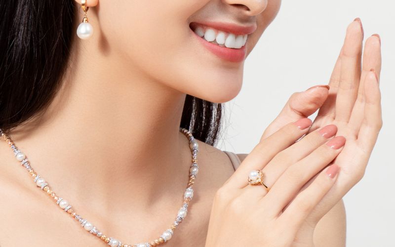 Nên kiểm tra trang sức ngọc trai định kỳ (khoảng 6 tháng/lần) để phát hiện sớm các dấu hiệu hư hỏng