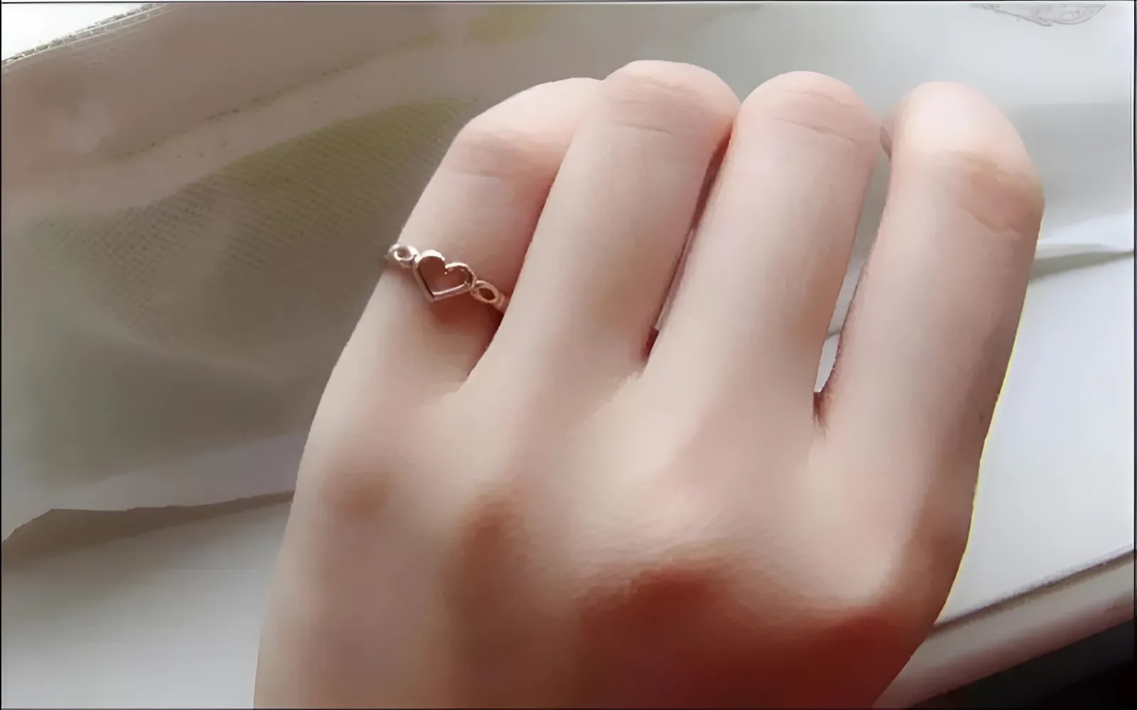 Phụ nữ đeo nhẫn ngón út tay phải có thể thể hiện sự độc lập, mạnh mẽ và tự chủ trong cuộc sống