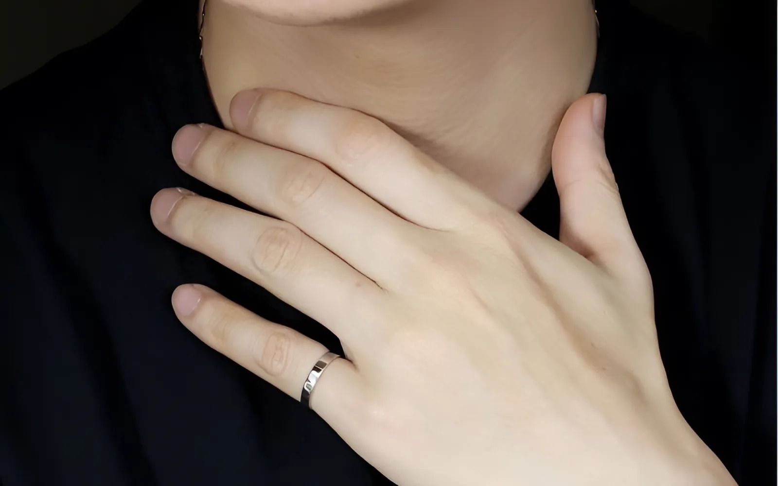 Nhẫn ngón út nam: Phụ kiện khẳng định phong cách và tạo điểm nhấn.