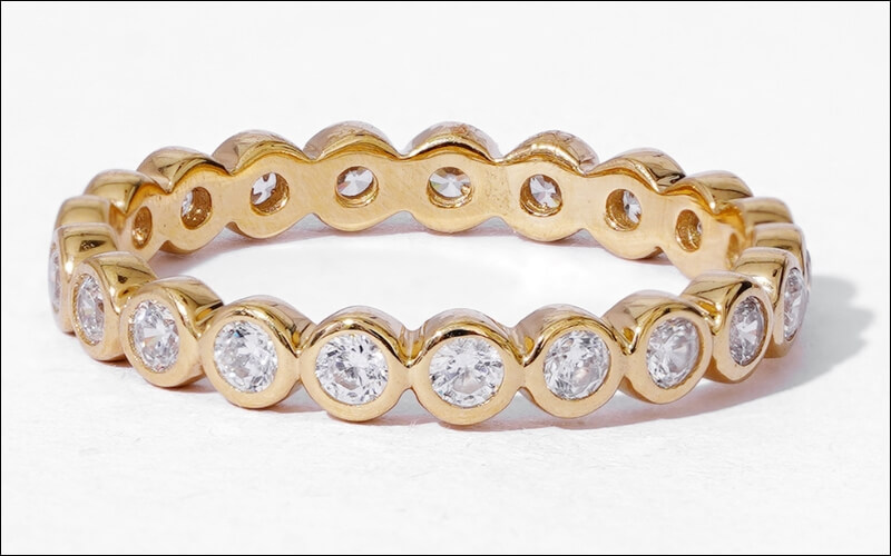 Cận cảnh nhẫn Bezel với viên đá được bao bọc bởi dải kim loại