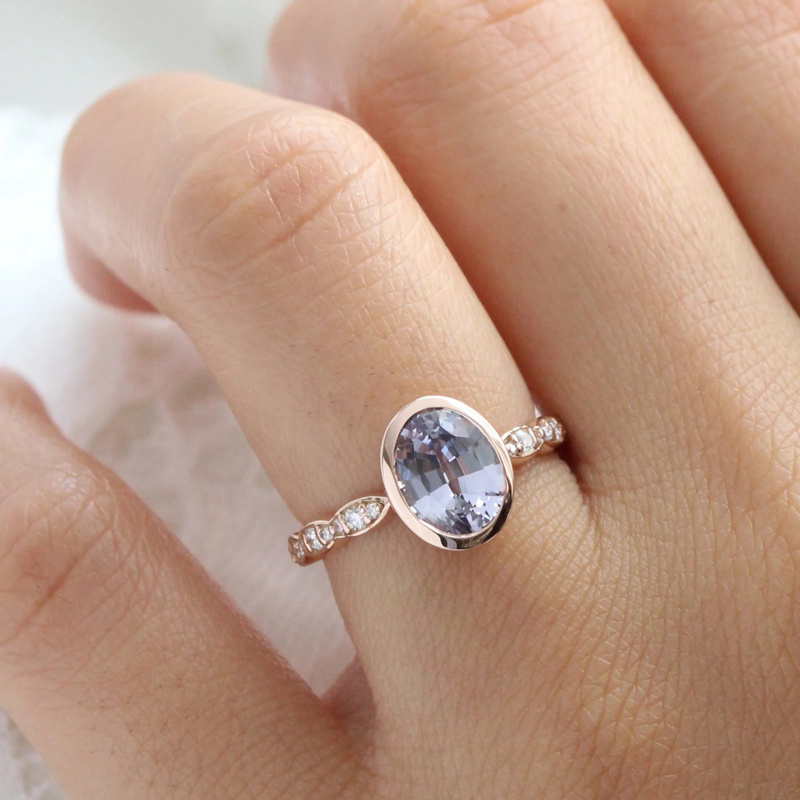 Nhẫn đính hôn Bezel kim cương thể hiện tình yêu vĩnh cửu