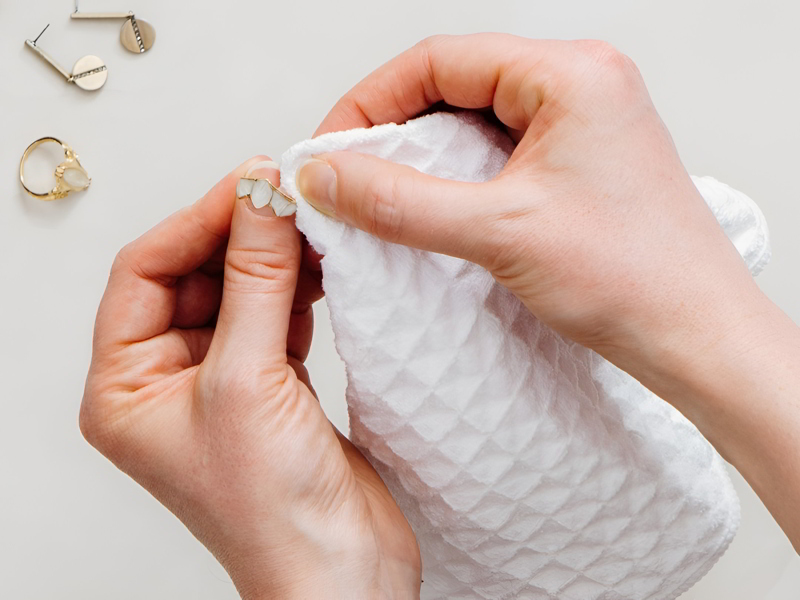 Vệ sinh nhẫn Bezel bằng bàn chải mềm và nước ấm