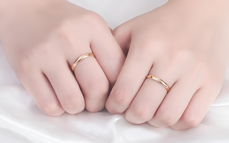 Vẻ đẹp tinh tế của nhẫn cặp trơn không bao giờ lỗi mốt theo thời gian.