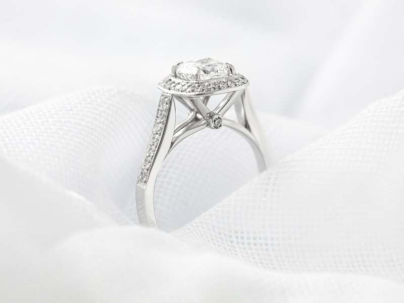 Nhẫn Cathedral là biểu tượng của sự che chở và bảo vệ