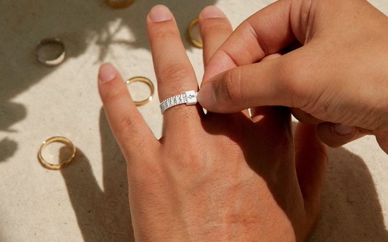 Nên đo size nhẫn cẩn thận bằng dụng cụ