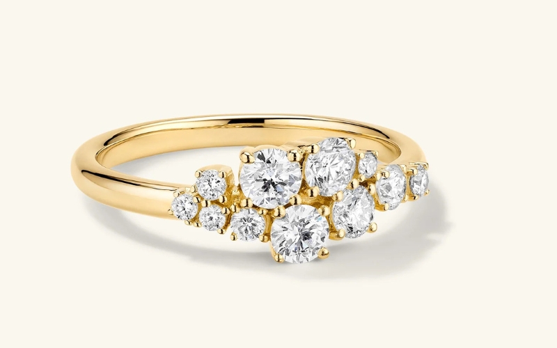 Mẫu nhẫn Cluster bất đối xứng mang vẻ đẹp độc đáo