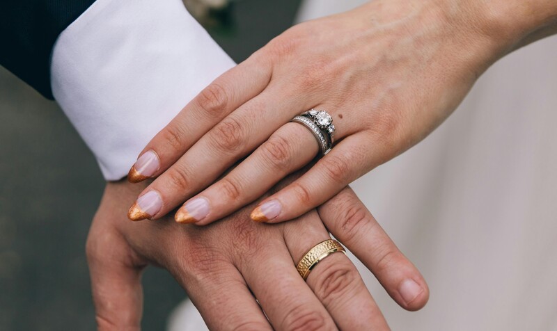Nhẫn cưới thường được đeo ở ngón áp út tay trái