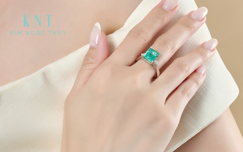 Ngọc lục bảo mang sắc xanh của hy vọng và sự phát triển cho hôn nhân.