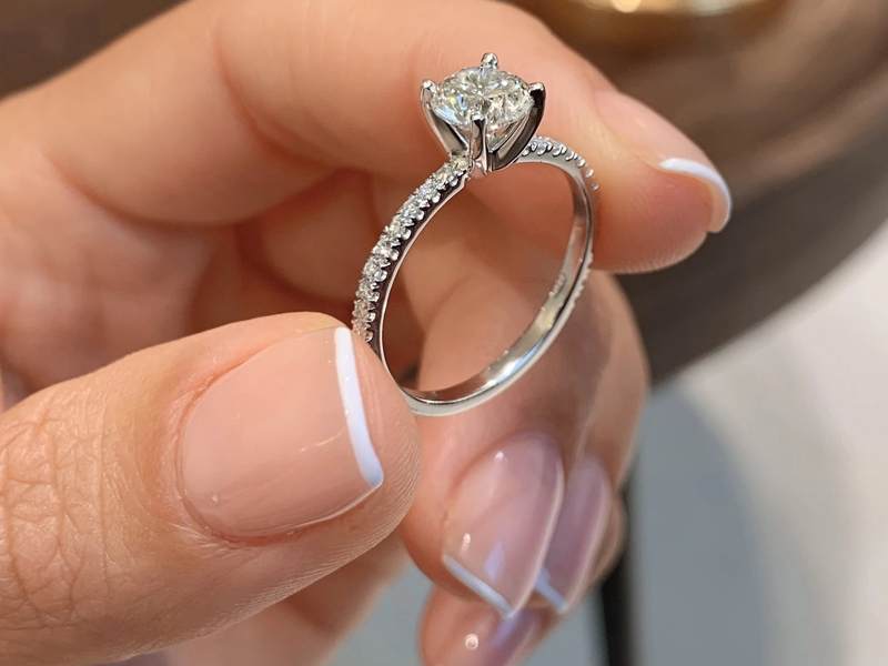 Cặp nhẫn cưới vàng trắng với thiết kế tinh xảo