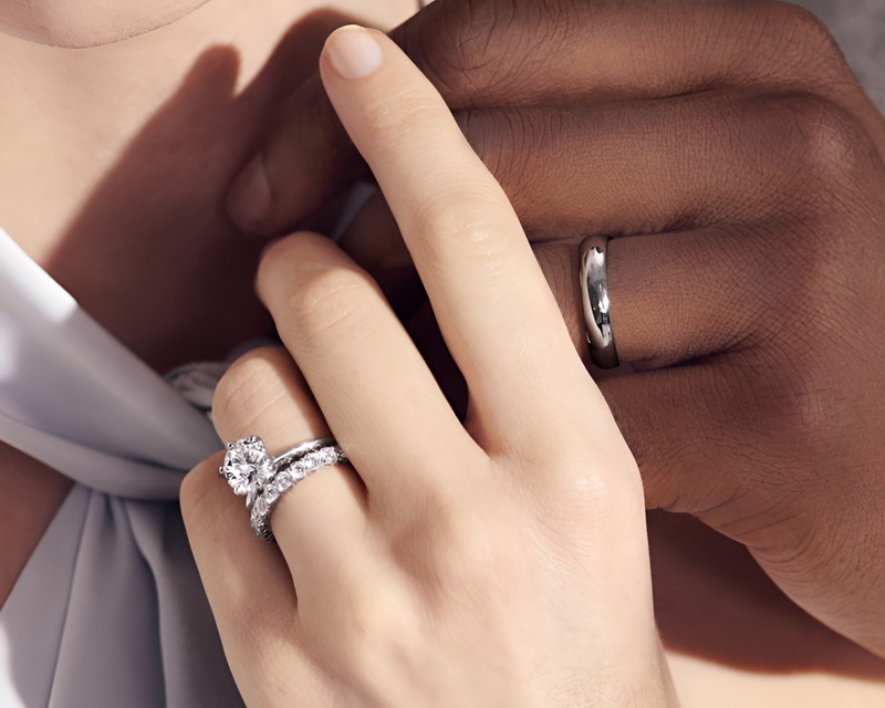 Cận cảnh cặp nhẫn cưới vàng trắng đính kim cương tấm