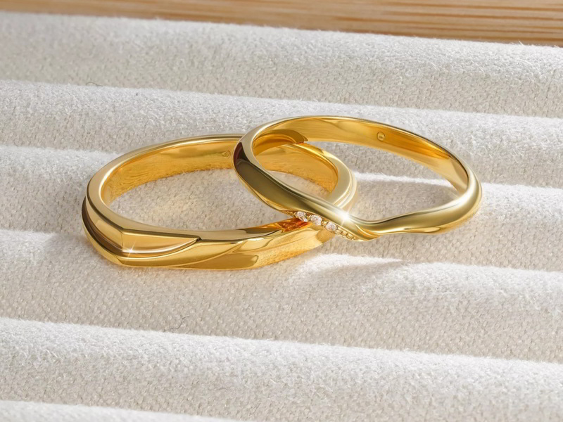 Nhẫn cưới màu vàng truyền thống