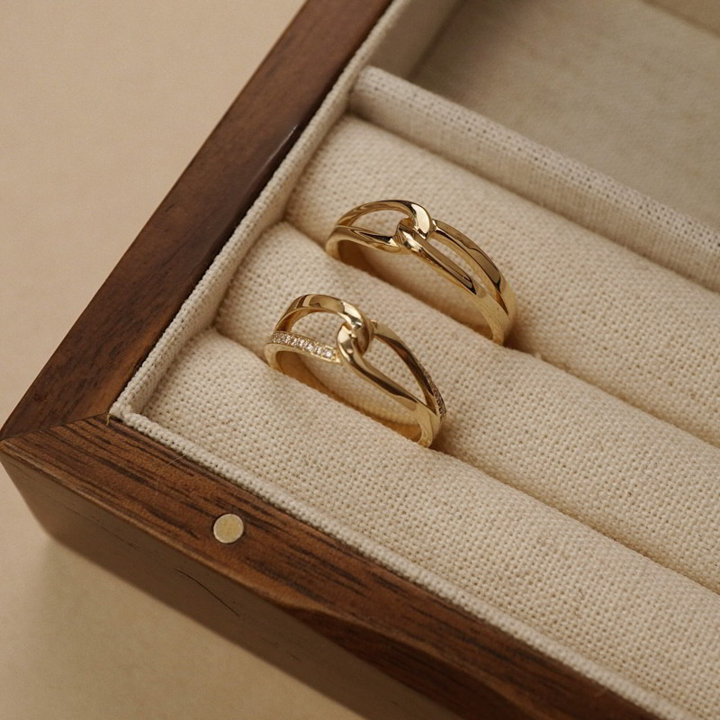 Nhẫn cưới màu vàng truyền thống