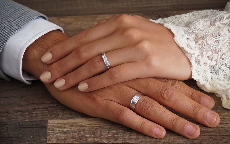 Nhẫn cưới thường đeo ở ngón áp út