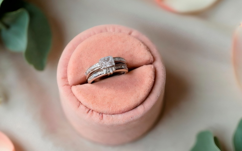 Chất liệu và kiểu dáng phù hợp với phong cách của cặp đôi