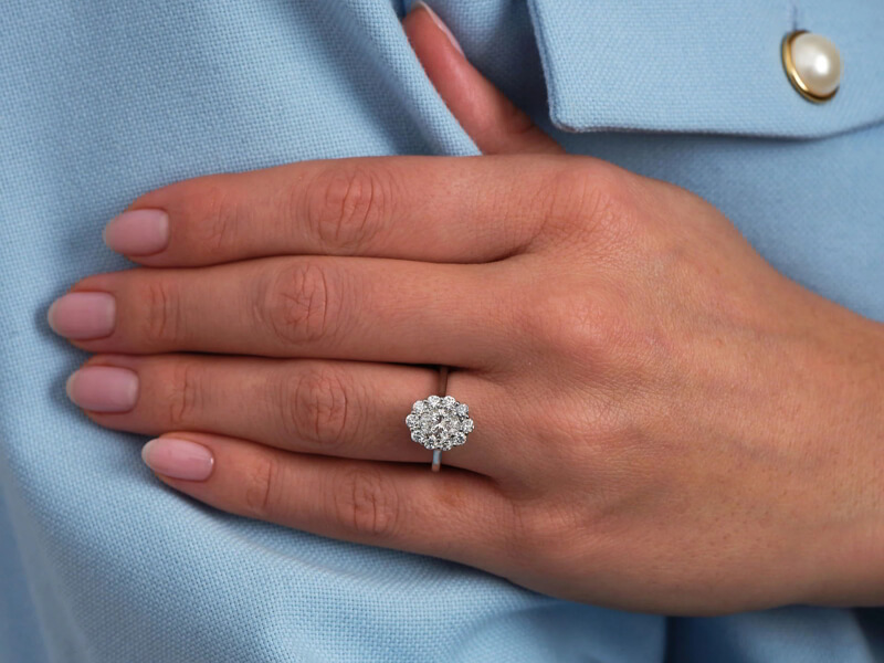 Nhẫn Halo kim cương với viên chủ dáng Oval tinh tế