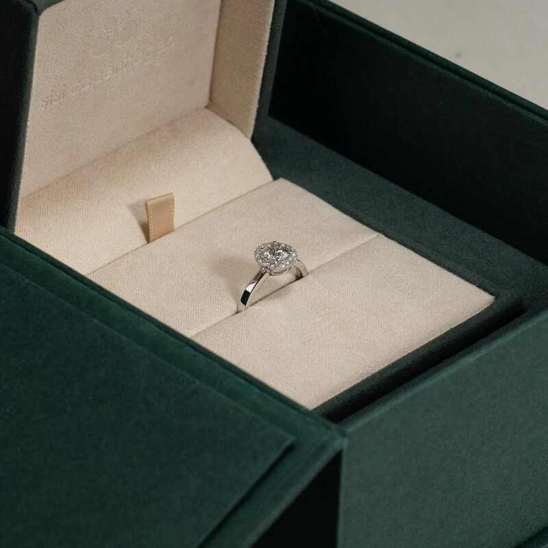 Hướng dẫn bảo quản nhẫn Halo trong hộp trang sức lót nhung