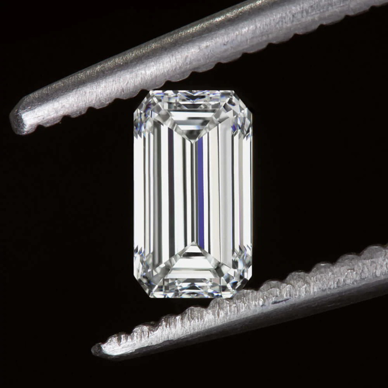 Hình dạng chữ nhật đặc trưng của kim cương Emerald.