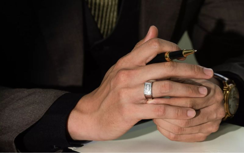 Chọn nhẫn độc đáo, cá tính để đeo ở ngón áp út.