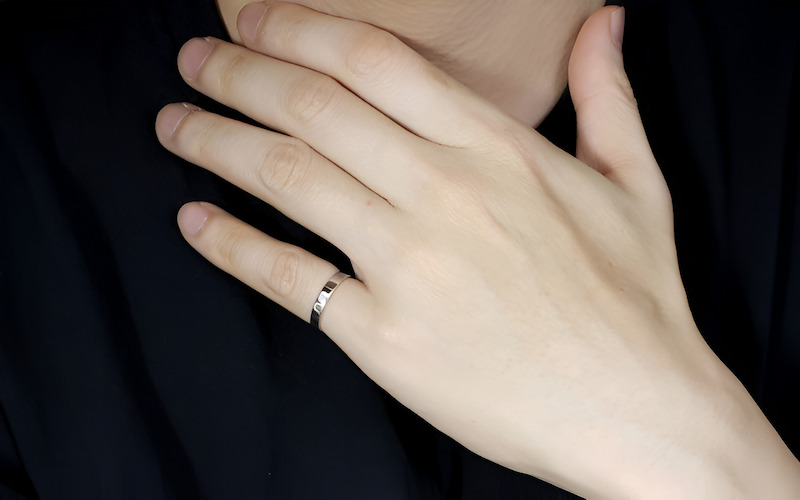 Nhẫn trơn ngón út biểu tượng tinh tế của sự tự tin kín đáo