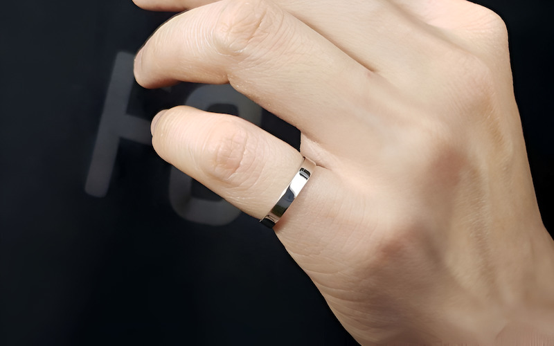 Đeo nhẫn ngón út kích hoạt may mắn và lời nói khéo léo