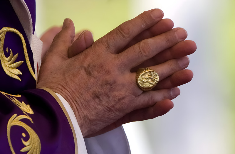 Nhẫn Signet quen thuộc trên tay Giáo hoàng Benedict XVI