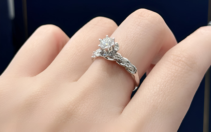 Ngón giữa tay phải biểu tượng cho tình yêu đã hứa hẹn