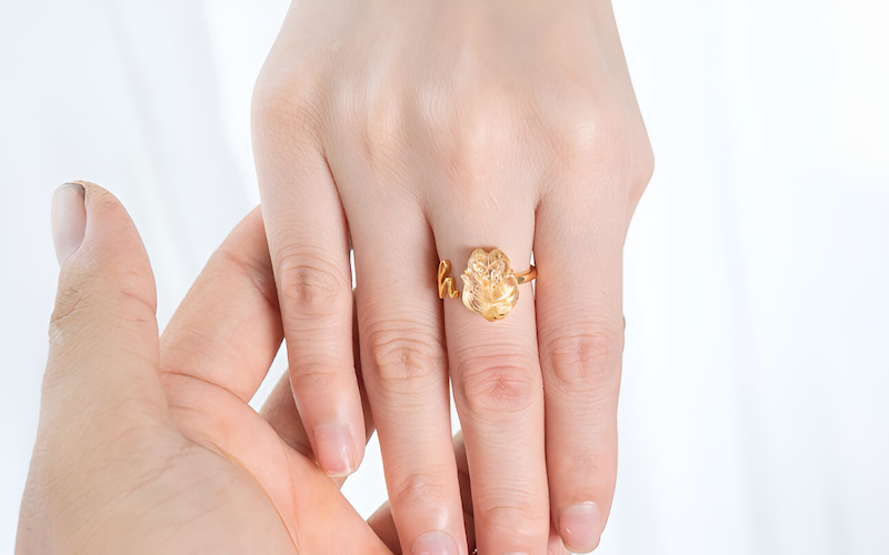 Chọn kiểu dáng nhẫn ngón giữa để thể hiện phong cách độc đáo của bạn