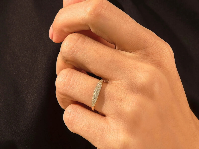 Mẫu nhẫn cưới Pave vàng trắng có thiết kế thanh lịch, tối giản