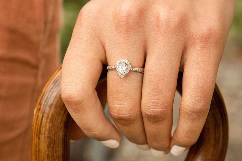 Đeo nhẫn ngón giữa giúp Mậu Ngọ thu hút tài lộc và phát triển sự nghiệp.