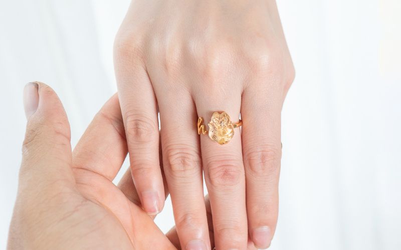 Nhẫn phong thủy mệnh Kim - Lá bùa hộ mệnh cho tài lộc và may mắn.