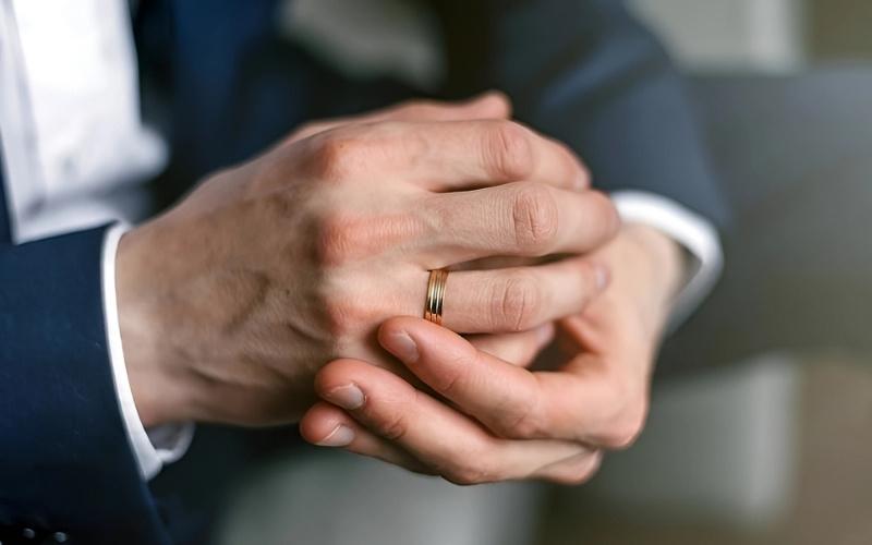 Nam mệnh Mộc đeo nhẫn ngón áp út giúp hôn nhân bền chặt, gia đình êm ấm