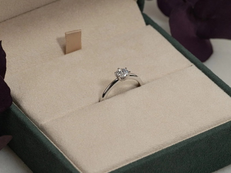 Chiếc nhẫn Prong được đặt trong hộp trang sức lót nhung.