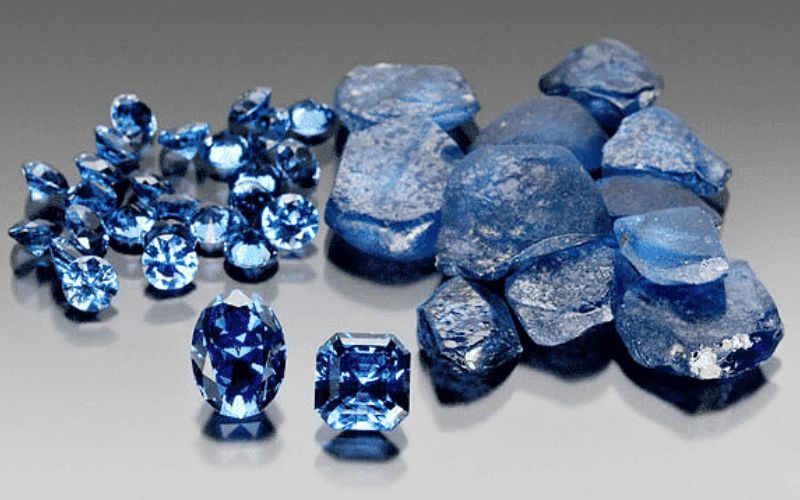Nhẫn đính hôn Sapphire xanh dương mang ý nghĩa may mắn.