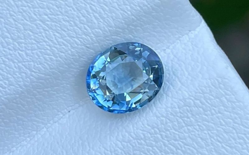 Quan sát các bao thể tự nhiên bên trong một viên Sapphire.