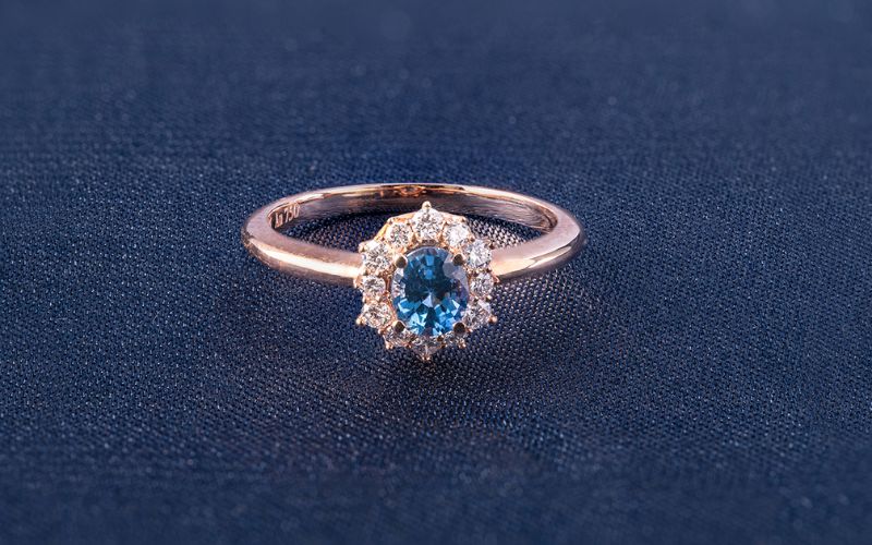 Chiếc nhẫn Sapphire trên tay người đeo mang lại vẻ sang trọng.