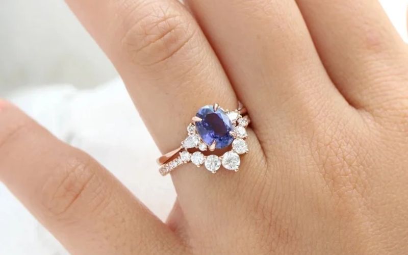 Minh họa việc tránh để trang sức Sapphire tiếp xúc với hóa chất.