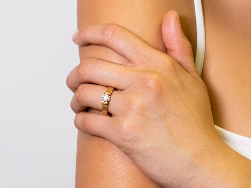 Nhẫn Tension có thiết kế đặc biệt với viên đá quý lơ lửng