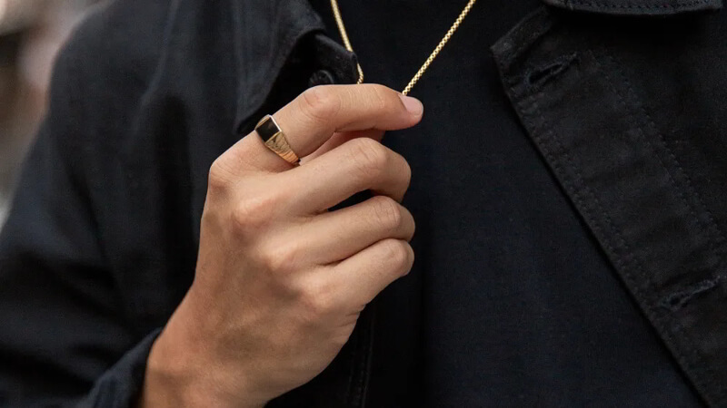 Mẫu nhẫn đính đá nhỏ phù hợp cho phong cách lịch lãm