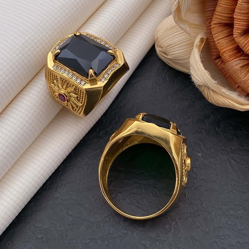 Nhẫn đính đá màu đen cho người mệnh thủy