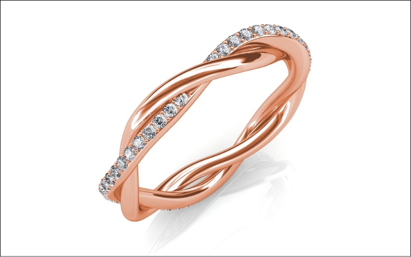 Tăng thêm sự sang trọng khi kết hợp nhẫn xoắn với kim cương