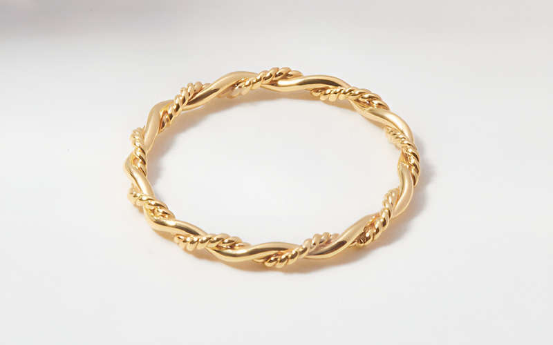 Đường cong trên nhẫn xoắn gọi nhớ đến hình ảnh sóng biển