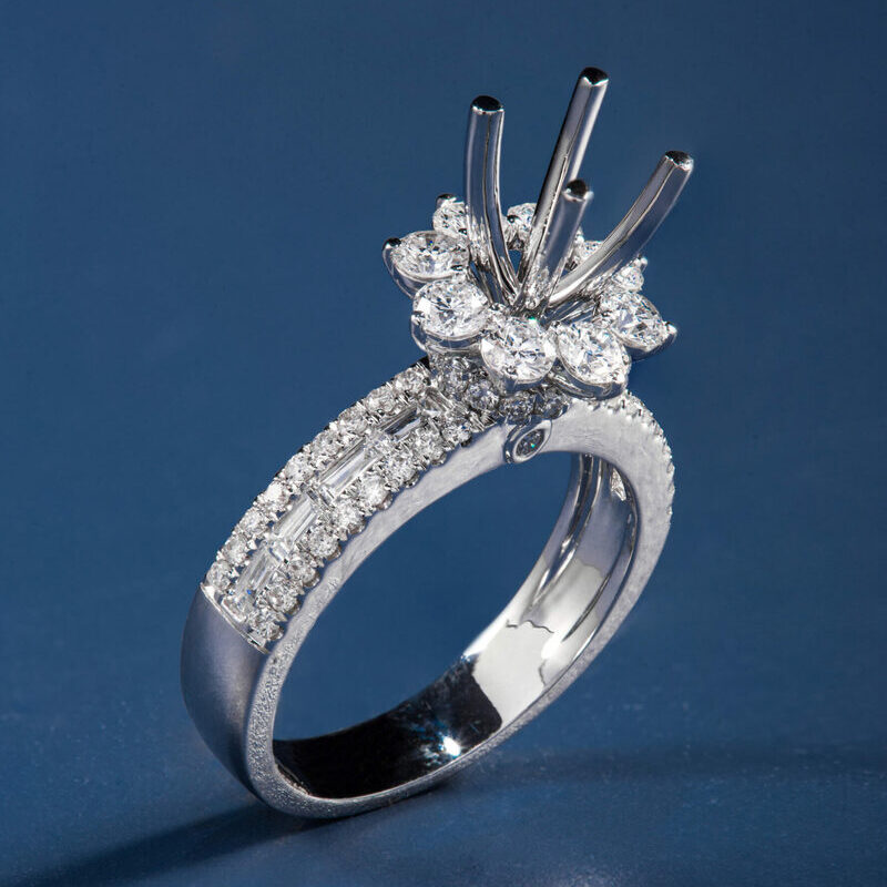 Chấu nhẫn đóng vai trò then chốt trong việc bảo vệ và tôn vinh viên đá.