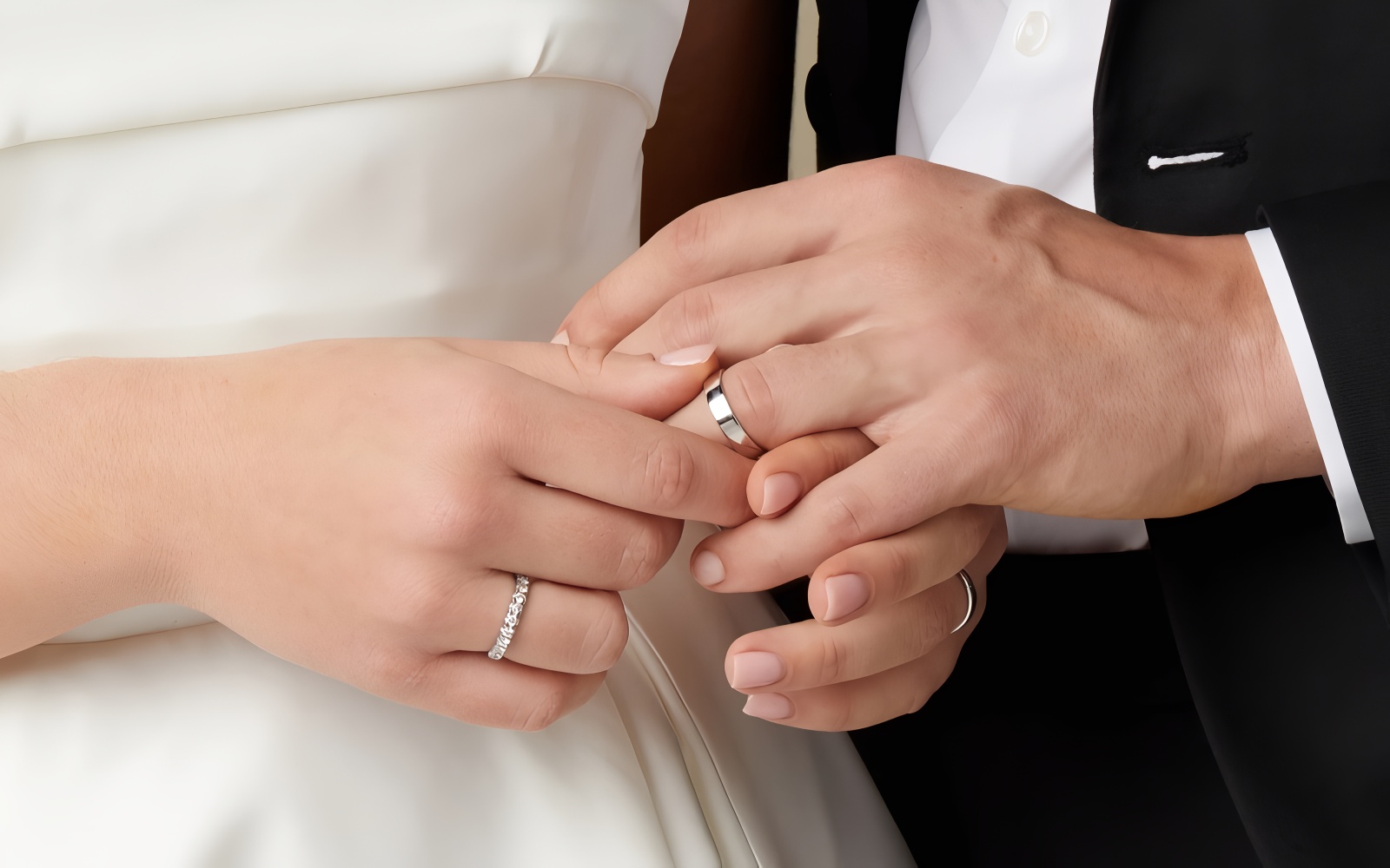 Nhẫn cưới bạch kim là biểu tượng cho tình yêu vĩnh cửu