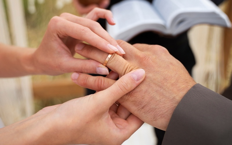 Đeo nhẫn cưới là nghi thức không thể thiếu trong lễ kết hôn
