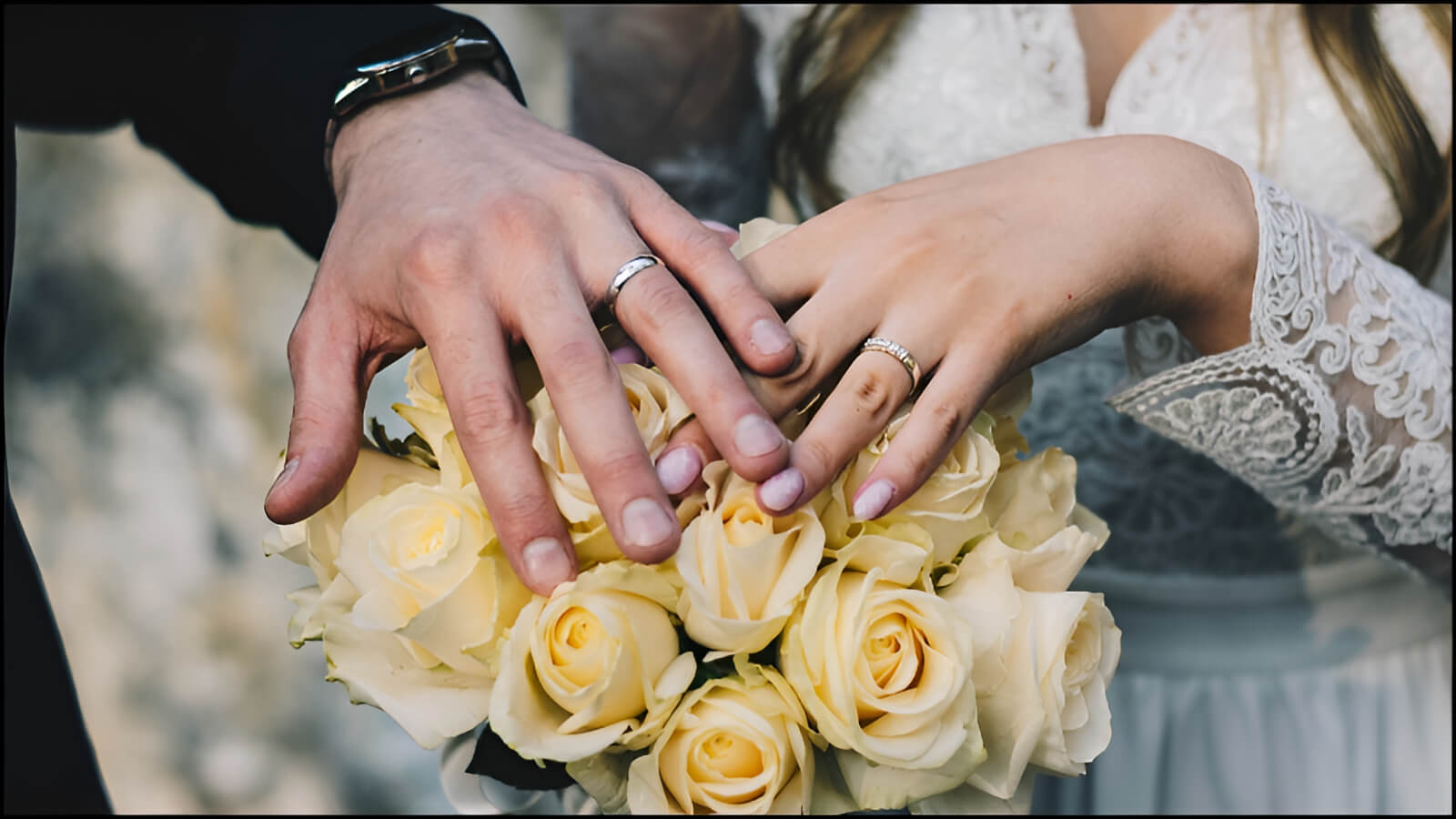 Lưu ý chọn nhẫn lớn hơn 1 size đối với các mẫu nhẫn có bản dày