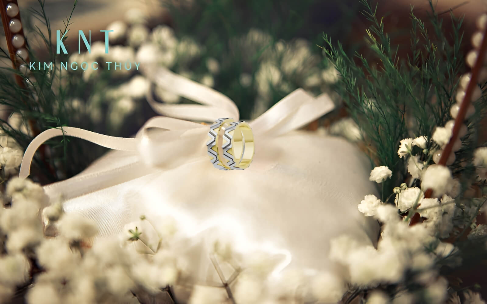 Họa tiết uốn lượn cũng sẽ tạo nên điểm khác biệt cho cặp nhẫn cưới