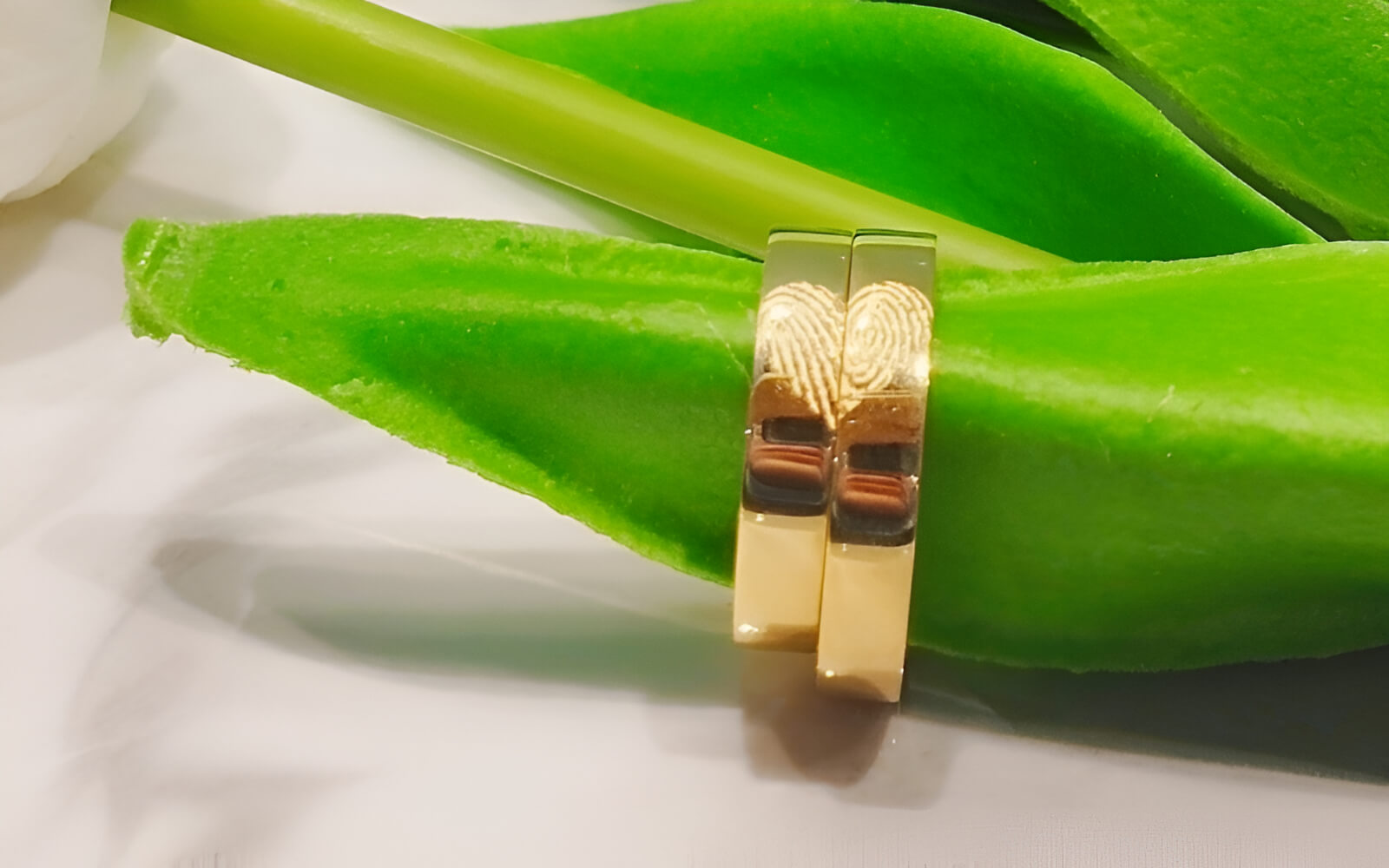 Khắc dấu vân tay lên nhẫn cũng là một ý tưởng hay để lưu giữ kỷ niệm