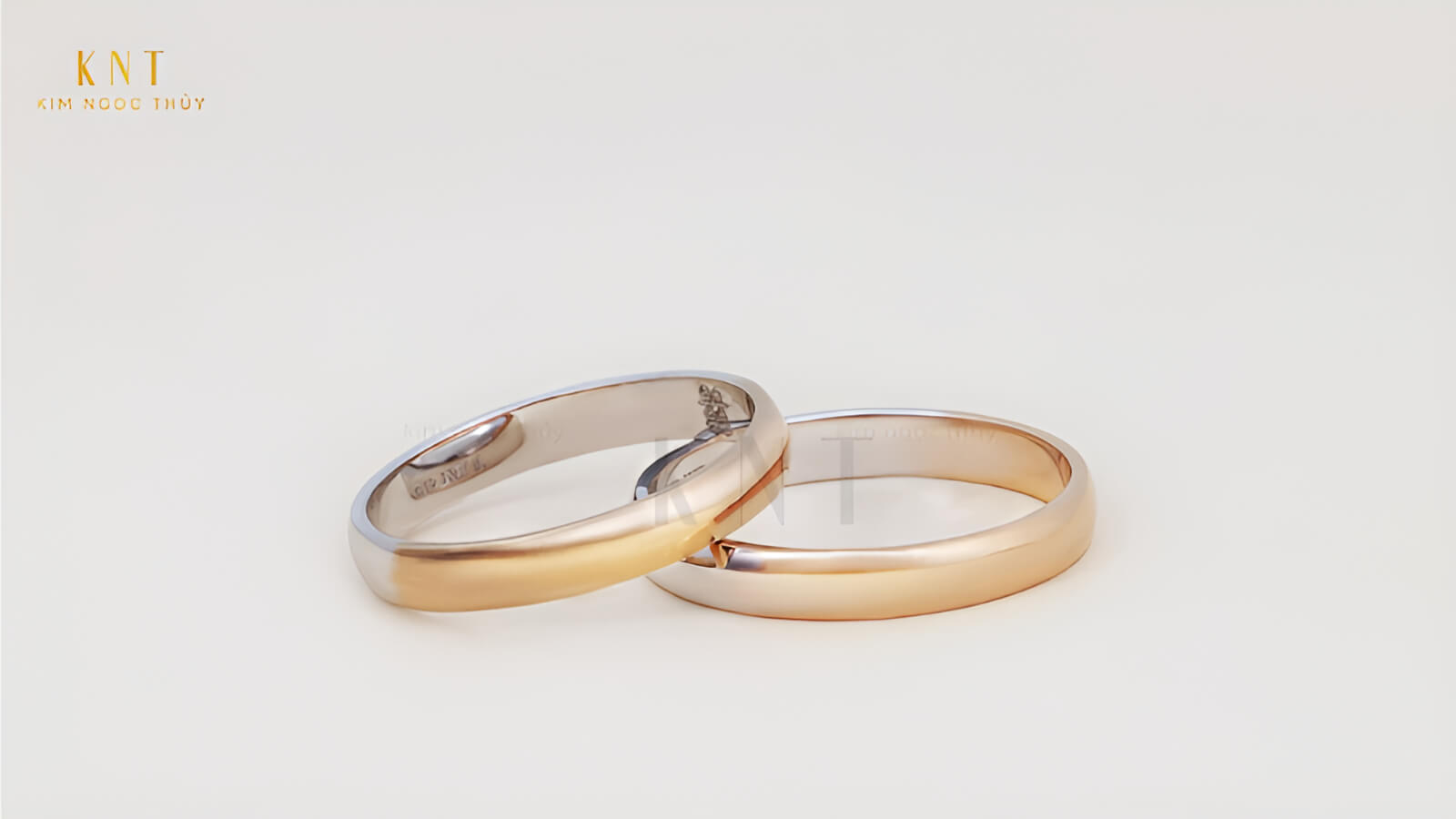 Vòng tròn không điểm cuối của nhẫn trơn tượng trưng cho một tình yêu vĩnh cửu, son sắt
